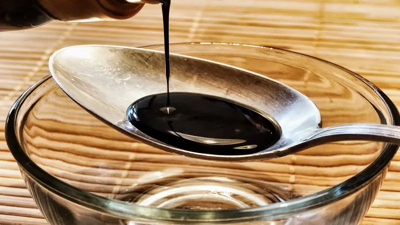 malt sauce being poured into a spoon